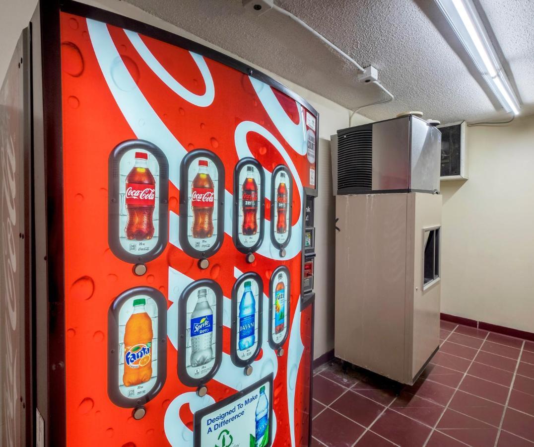 Red Roof Inn & Suites Уитвил Екстериор снимка