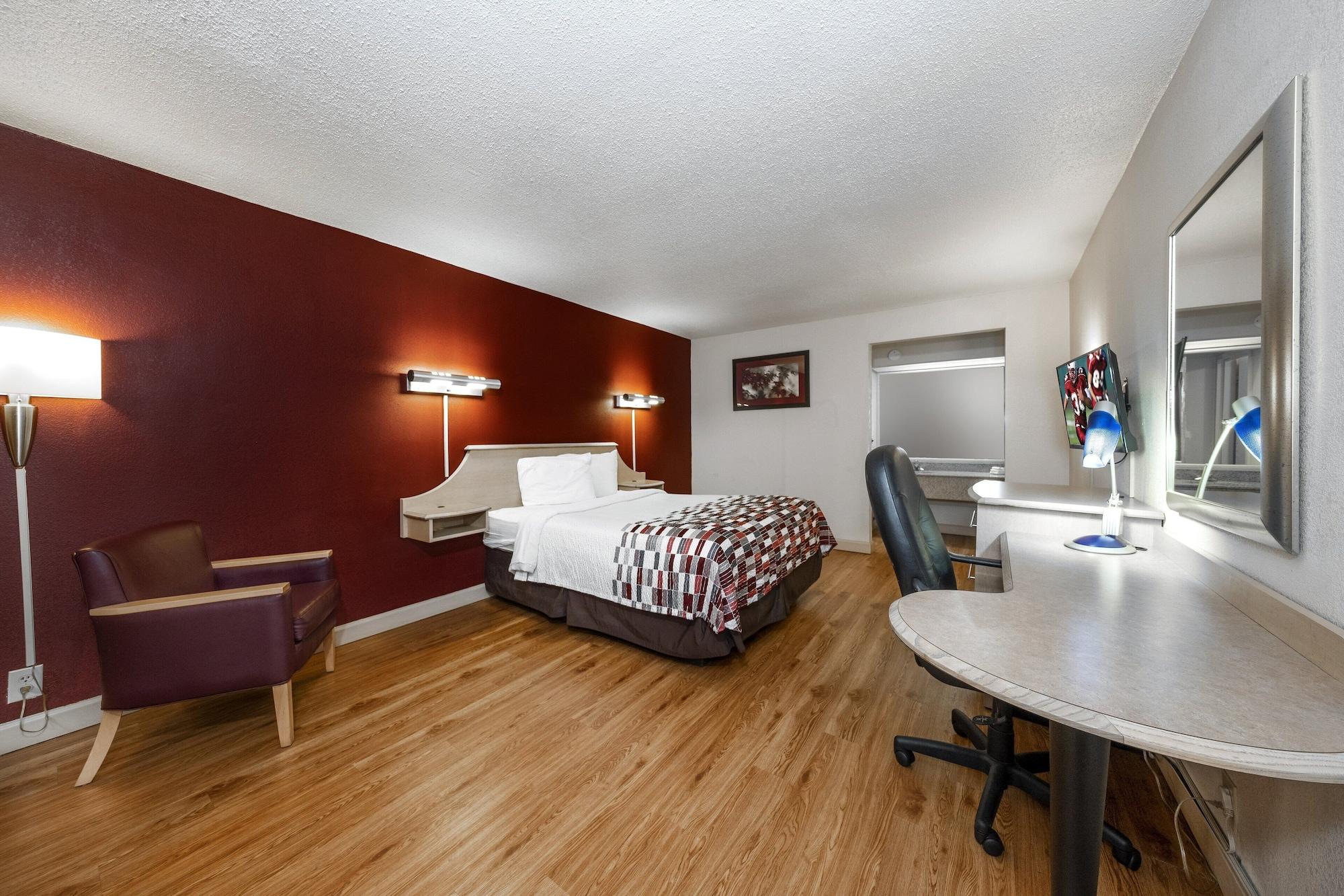 Red Roof Inn & Suites Уитвил Екстериор снимка