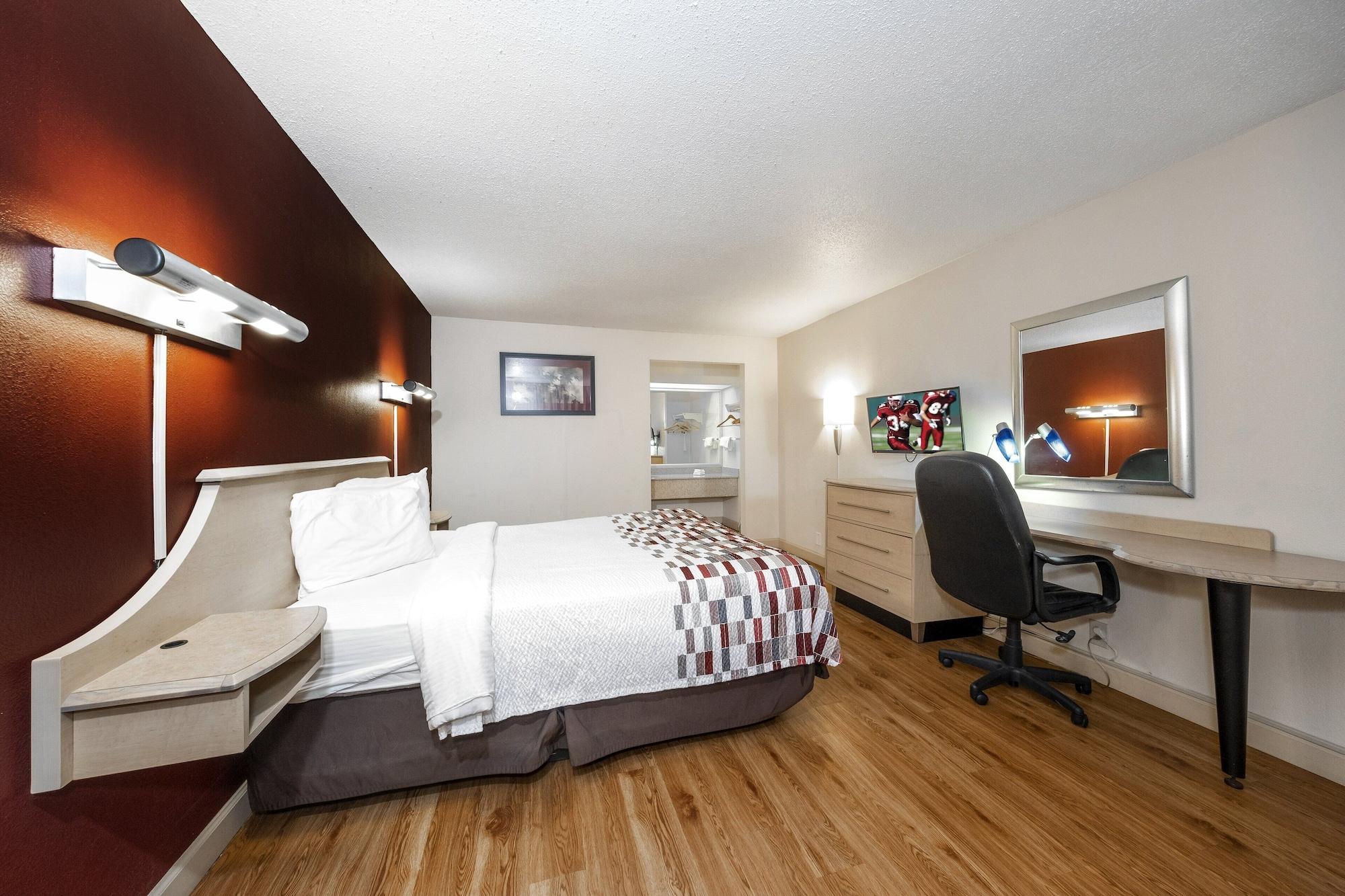 Red Roof Inn & Suites Уитвил Екстериор снимка