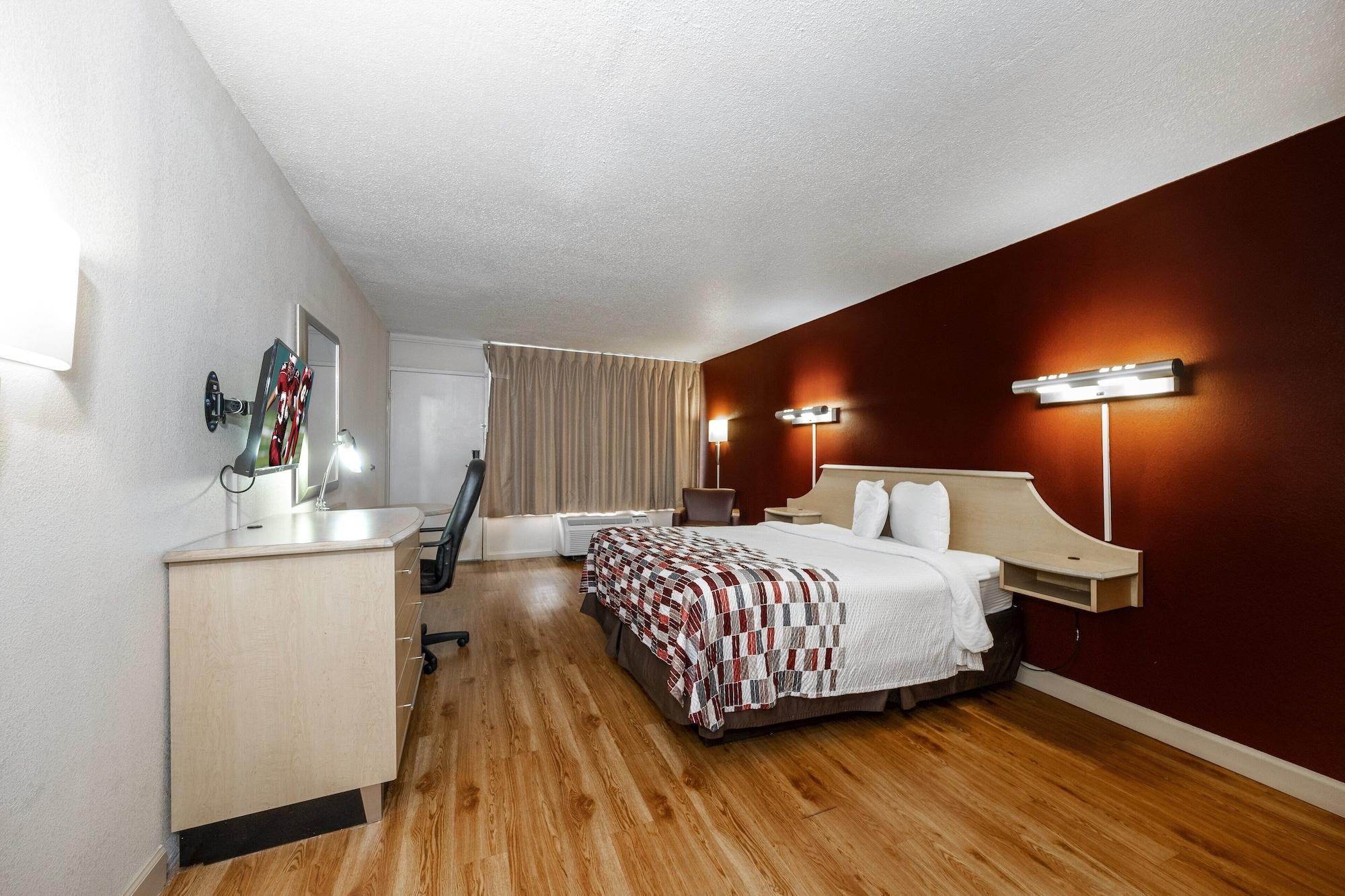 Red Roof Inn & Suites Уитвил Екстериор снимка