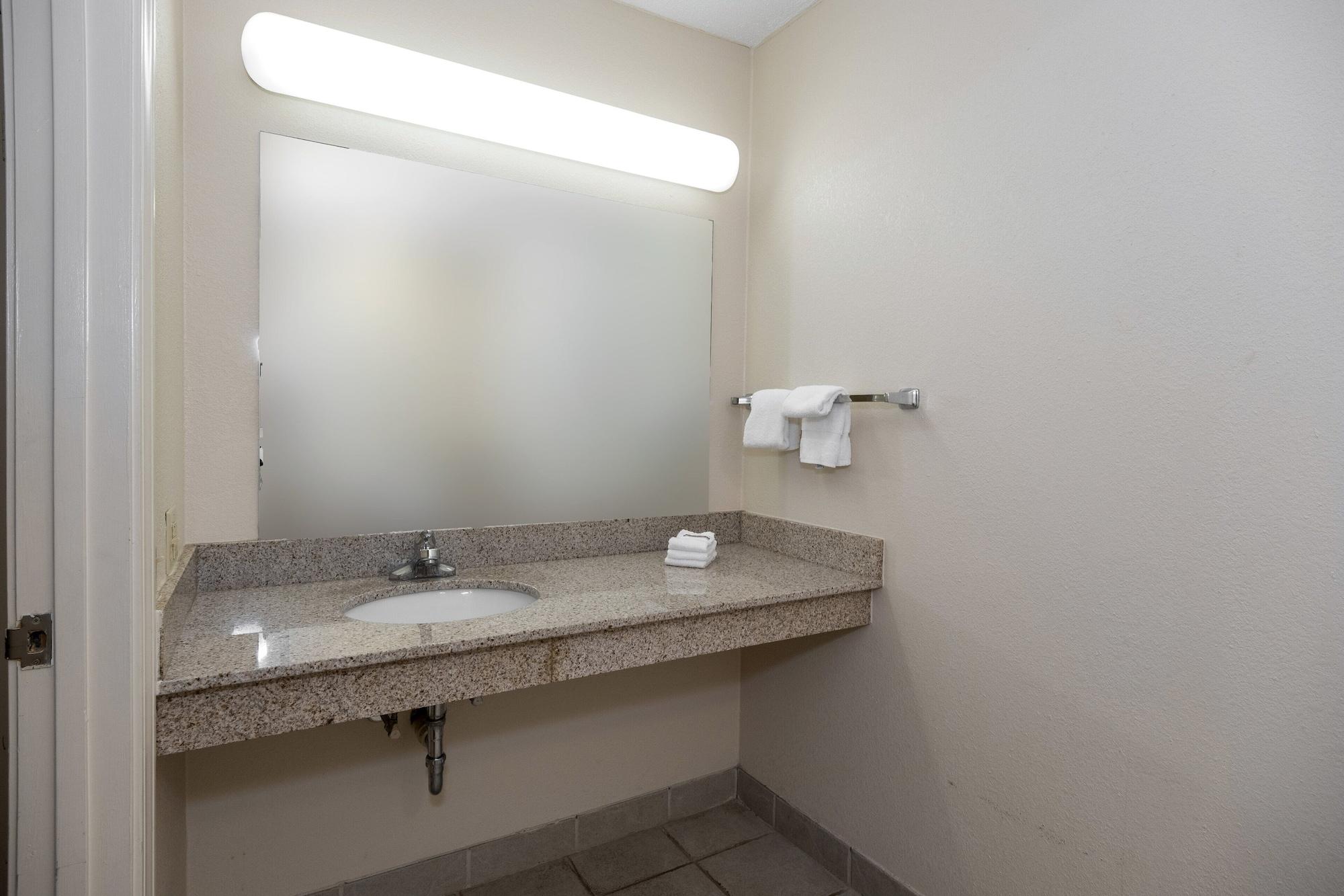 Red Roof Inn & Suites Уитвил Екстериор снимка