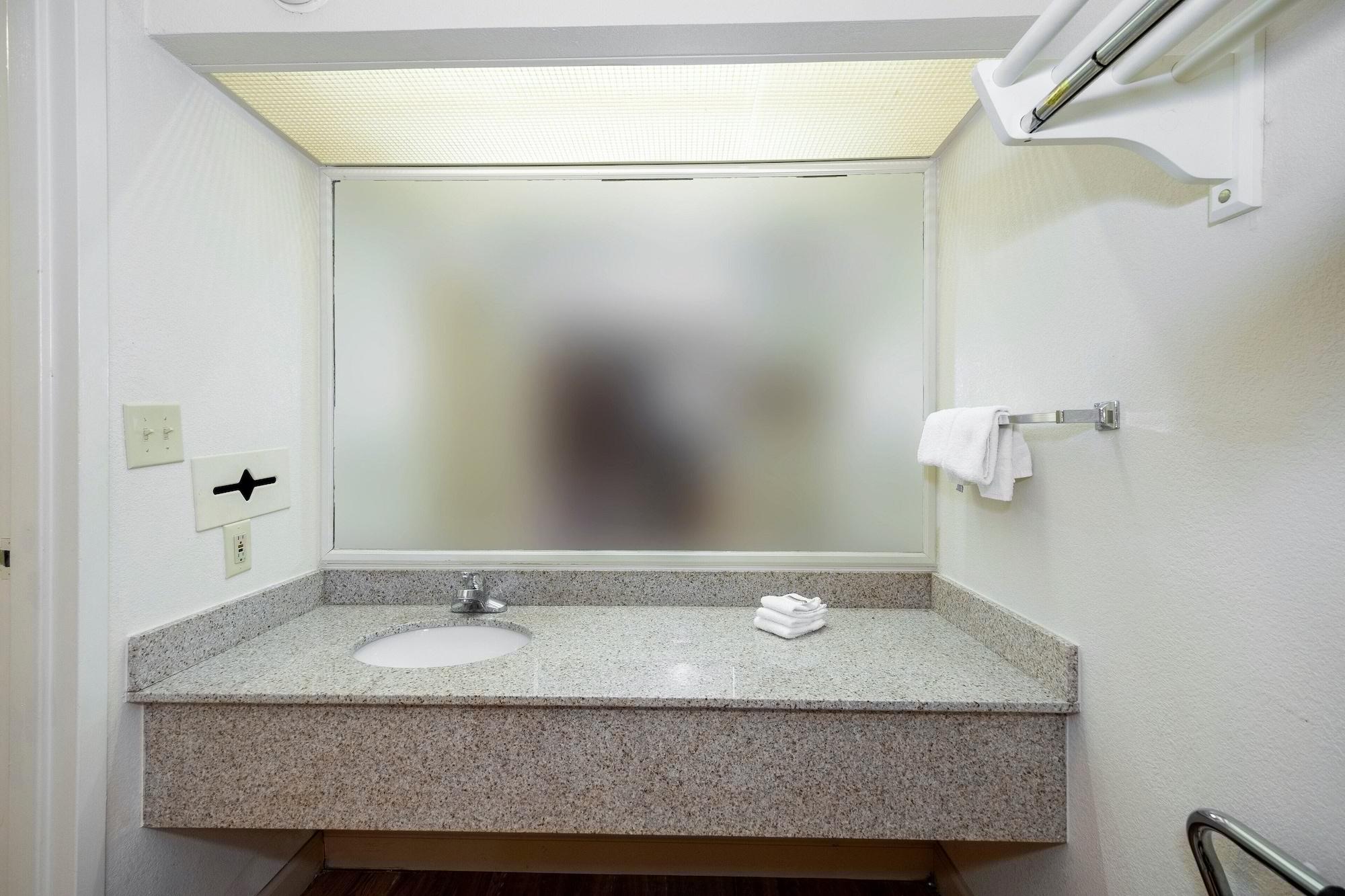 Red Roof Inn & Suites Уитвил Екстериор снимка