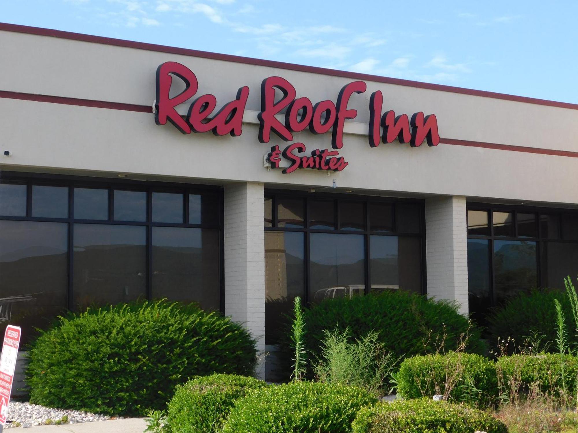 Red Roof Inn & Suites Уитвил Екстериор снимка