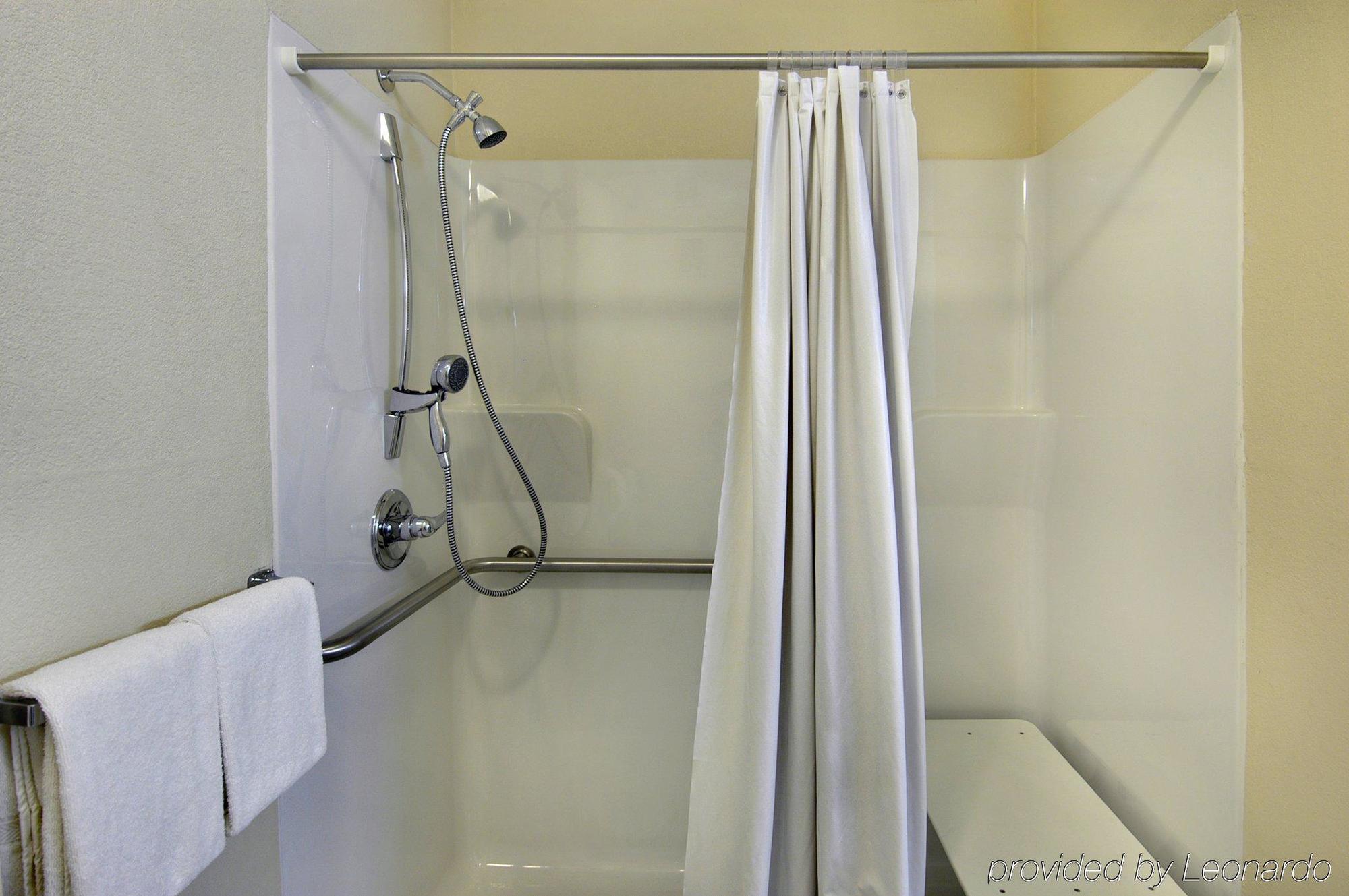 Red Roof Inn & Suites Уитвил Стая снимка